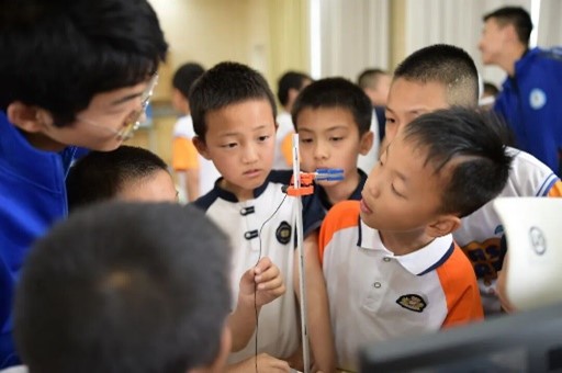 团队前往行远小学讲解航空知识